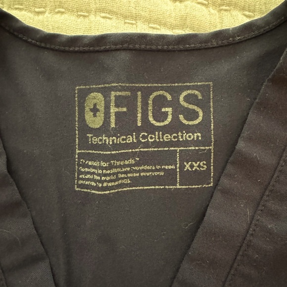 Figs Casma Three Pocket Scrub Top in Navy Blue- XXS - Picture 6 of 6